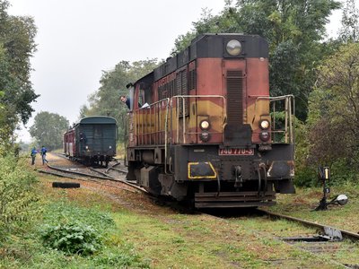  A zatímco "Kocour" 740 770-3 objížděl po svém dalším příjezdu do Tovačova svěřené vagónky...   Foto: Michal Boček
