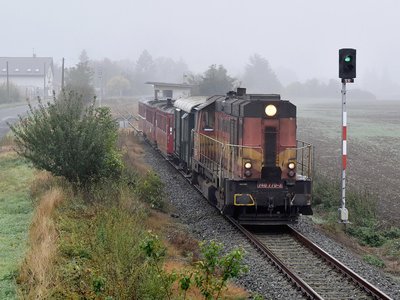  S jedním z nedělních ranních spojů do Tovačova "Kocour" 740 770-3 právě minul bývalou HL. Skašov   Foto: Michal Boček