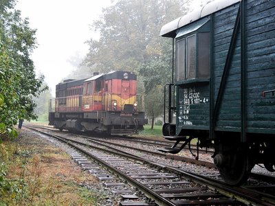  "Kocour" 740 770-3 objíždí v Tovačově soupravu zvláštního vlaku   Foto: Michal Boček
