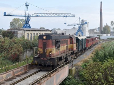  S jedním z odpoledních spojů z Kojetína do Tovačova míjí "Kocour" 740 770-3 tovačovský závod GOLDBECK a remízu s uvnitř stojící "Karkulkou" T444.1516   Foto: Michal Boček
