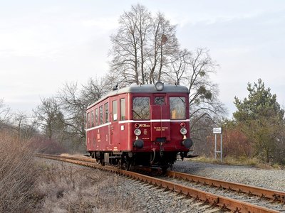  V rámci prvních jízd na akci Vánoce na zámku Tovačov opouští "Hurvínek" M131.1454 zastávku v Uhřičicích 10.12.2016. Foto: Michal Boček