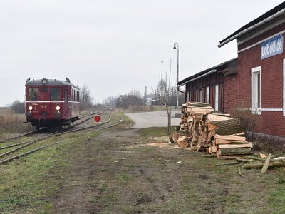  Cestou z Tovačova opouští kroměřížský "Hurvínek" M131.1454 zastávku v Lobodicích 10.12.2016. Foto: Michal Boček