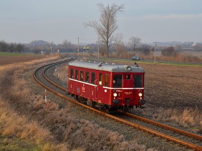  Esíčkem trati před Uhřičicemi projíždí "Hurvínek" M131.1454 při své cestě do Kojetína 10.12.2016. Foto: Michal Boček