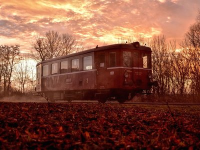  Prosincový západ slunce si na tovačovském snímku s "Hurvínkem" M131.1454 řádně začaroval 10.12.2016. Foto: Michal Boček