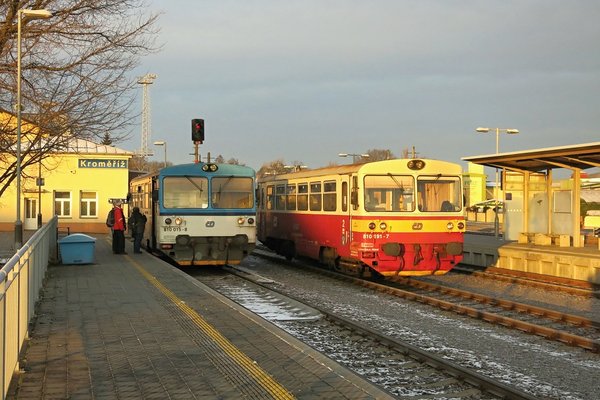  Setkání "Orchestriónů" 810 015-8 a 810 191-7 v Kroměříži při nástupu cestujících do vlaku   Foto: Stanislav Plachý