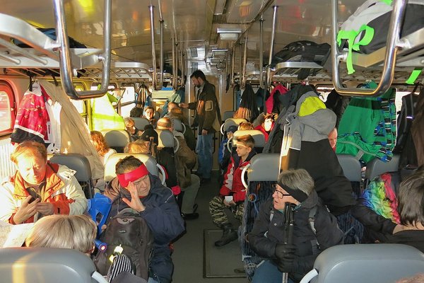  Motorový vůz 810 015-8 se pomalu a jistě plní k prasknutí. Záběr pořízen asi 8 minut před odjezdem z Kroměříže 30.12.2017 Foto: Stanislav Plachý
