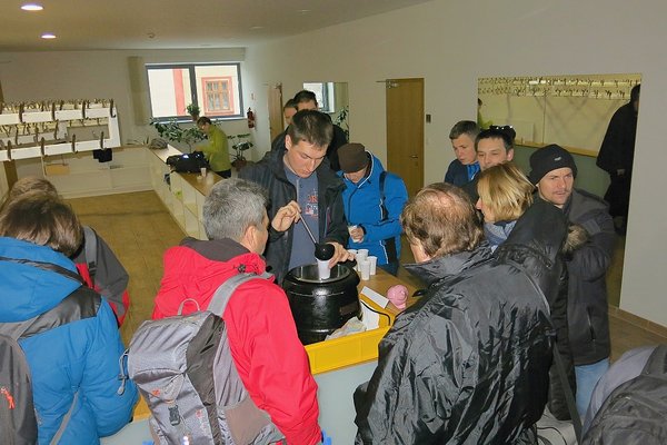  Kulturní dům Zdounky - rozlévání předsilvestrovského punče se již stalo na akci tradicí   Foto: Stanislav Plachý