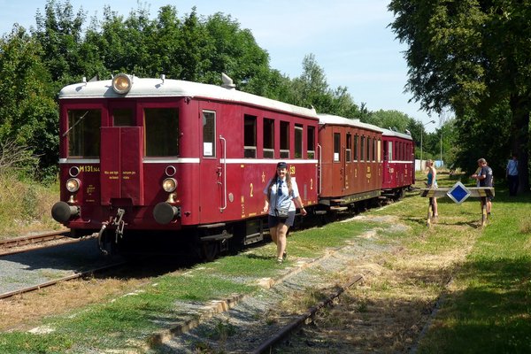  Půvabná průvodčí Janča očekává na nádraží v Tovačově další cestující za dopoledne 29.6.2019. 
