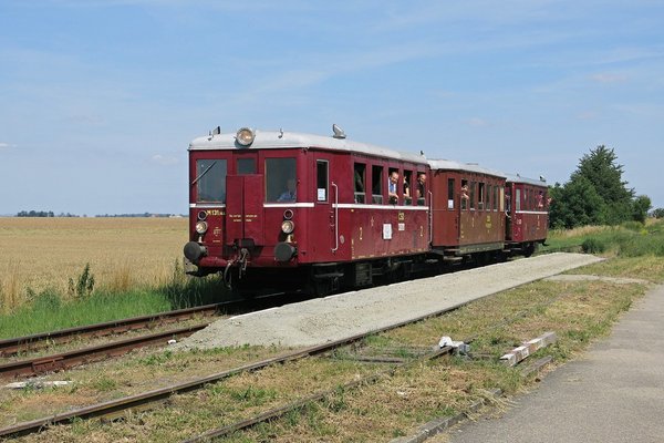  Dobová souprava, složená z "Hurvínků" M131.1443, vloženého vozu a M131.1454, odjíždí ze zastávky v Lobodicích ku Kojetínu. 