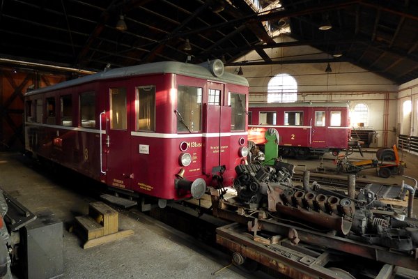  Téměř dokonalé retro představuje snímek z depa v Kroměříži, kde po skončení prvního dne provozu odpočíval mimo domácího "Hurvínka" M131.1454 také slovenský vůz M131.1443. 