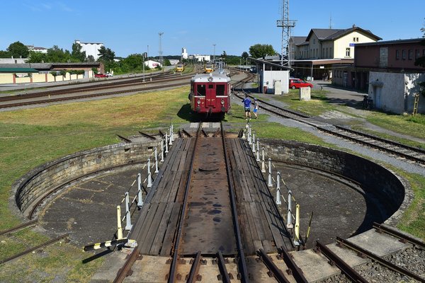 Žilinský "Hurvínek" M131.1443 vyjížděl z kroměřížského depa k dalšímu dni jízd do Tovačova za sobotního rána 6.7.2019. 