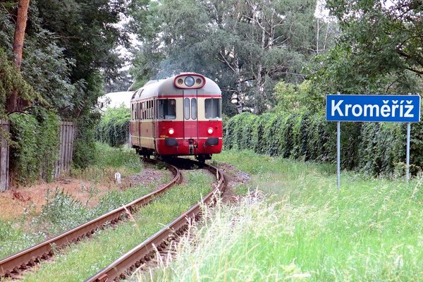  Pátou provozní sobotu poprvé zajistil větší motorvý vůz - brněnský "Krokodýl" M286.1032 brněnského spolku Hrbatá Máňa. Na snímku vůz odjíždí z Kroměříže do Kojetína. 