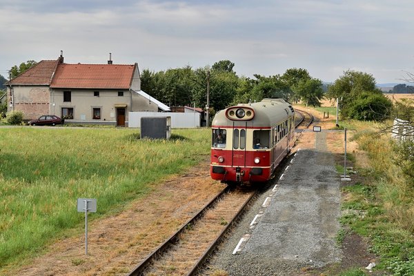  Elegantní "Krokodýl" M286.1032 projíždí znovuobnovenou zastávkou Oplocany 27.7.2019. 