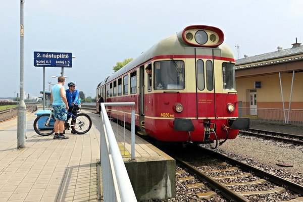  Krátce před dalším odjezdem do Tovačova byl "Krokodýl" M286.1032 zachycen na kroměřížském nádraží 27.7.2019. 