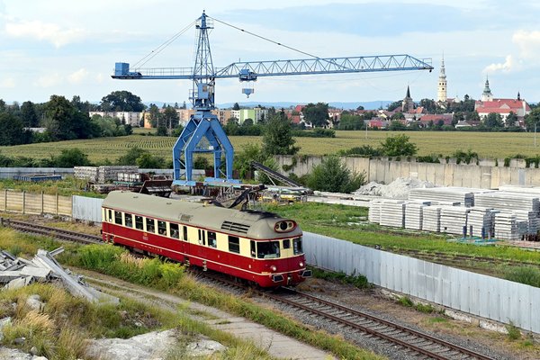  O první srpnové sobotě byl "Krokodýl" M286.1032 krásně vyfotografován s panoramatem města Tovačova při své cestě do Kroměříže 3.8.2019. 