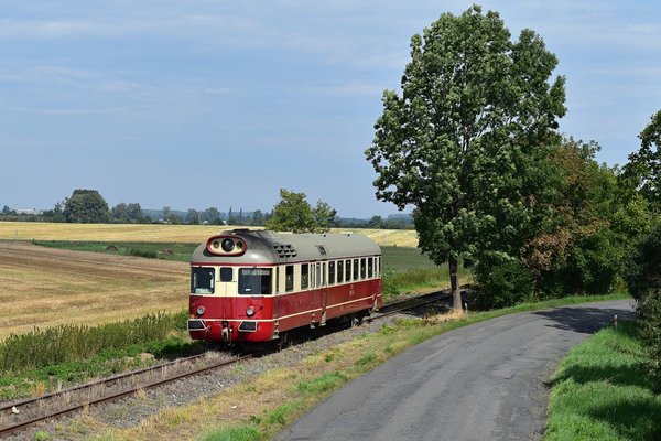  Brněnský "Krokodýl" M286.1032 opouští tovačovskou městskou část Annín při své cestě do Kroměříže 10.8.2019. 
