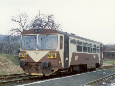  Netradiční nátěr motorového vozu 810.570-2 ve Zborovicích 17.III.1995 (foto Rostislav Blecha)